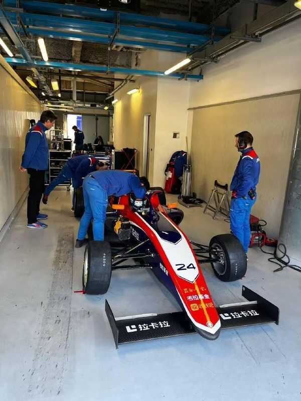  中国年轻车手孙一北，正式加盟意大利Trident车队；15岁少年迈向职业单座赛车新征程。 体育新闻 中国年轻车手孙一北，正式加盟意大利Trident车队；15岁少年迈向职业单座赛车新征程。 体育新闻