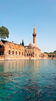 霍尔木兹海峡受阻，全球汽车供应链面临严峻考验；能源成本上升，生产节奏明显放缓。