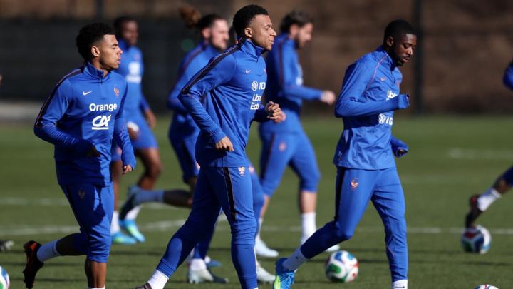  足球发烧友：绿茵场上的色彩革命与战术博弈 体育新闻