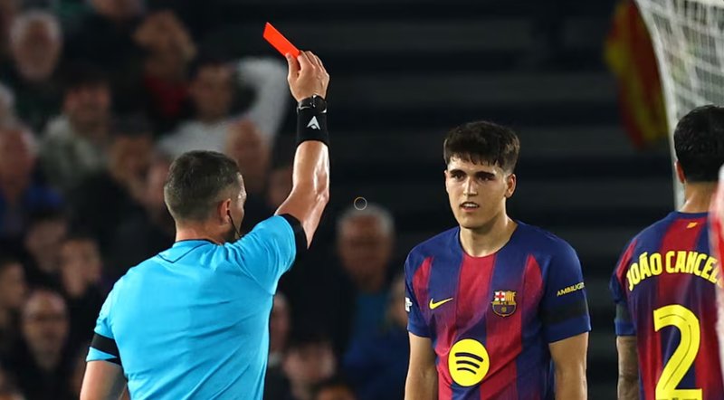  红牌风波与技术复盘：巴萨欧冠出局背后的战术崩塌 体育新闻 红牌风波与技术复盘：巴萨欧冠出局背后的战术崩塌 体育新闻