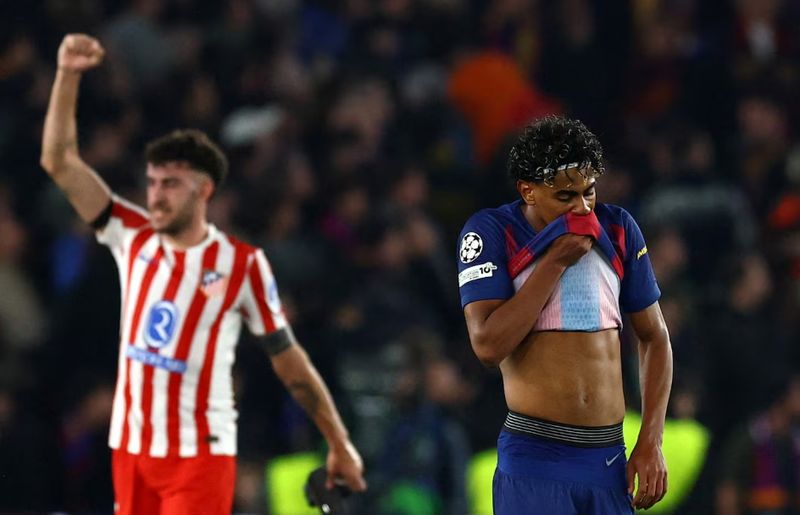  红牌风波与技术复盘：巴萨欧冠出局背后的战术崩塌 体育新闻 红牌风波与技术复盘：巴萨欧冠出局背后的战术崩塌 体育新闻