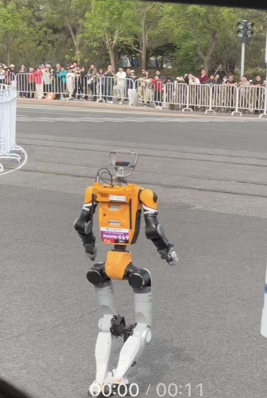  【技术深度】人形机器人半马完赛率突破45%：硬件可靠性与算法迭代的实战启示 IT技术