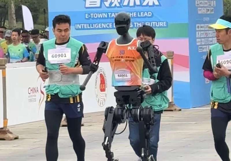  【技术深度】人形机器人半马完赛率突破45%：硬件可靠性与算法迭代的实战启示 IT技术