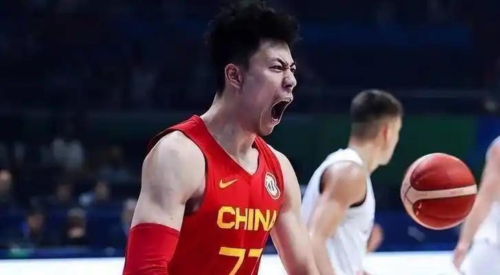  角色转型背后的技术逻辑：张镇麟从辽宁核心到上海防守枢纽的深度解析 体育新闻